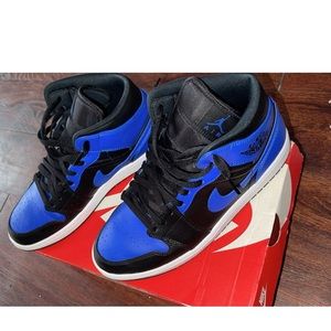 Jordan 1s mid hyper royal
